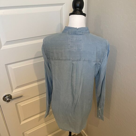 SO Perfectly Soft Chambray Shirt in Blue - Size Medium - NWT (327) - Picture 6 of 10